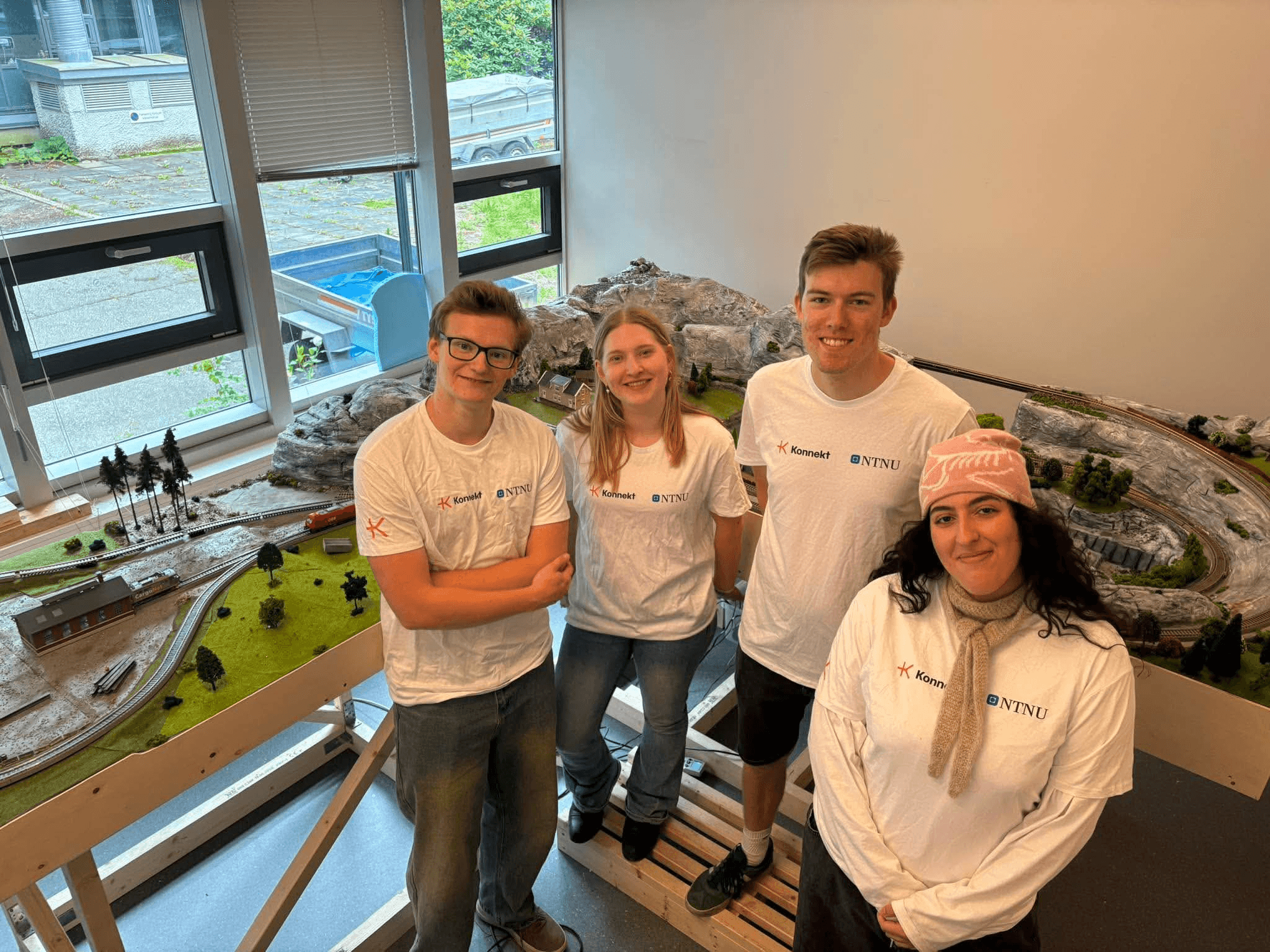 Fire av sommerstudentene foran banen